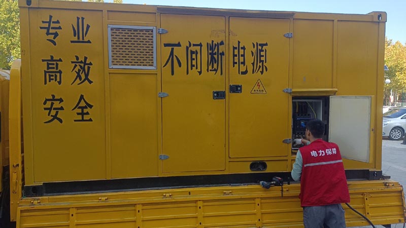 克孜勒苏柯尔克孜柴油发电机组和UPS电源配合使用时，如何避免切换过程中的电力中断？